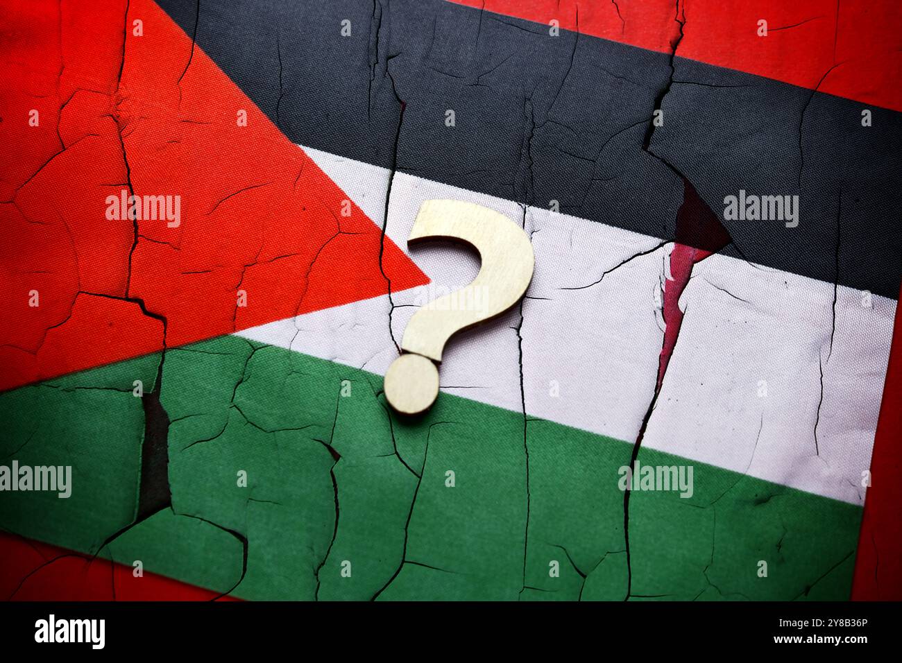 FOTO, bandiera della Palestina con crepe e punti interrogativi, foto simbolica del conflitto in Medio Oriente e soluzione a due stati, FOTOMONTAGE, Fahne Foto Stock