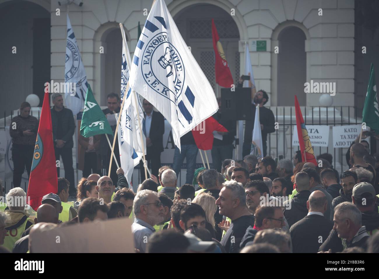 Limassol, Cipro - 26 gennaio 2023: Sciopero di tre ore su tutto il territorio nazionale organizzato dai sindacati per il ripristino completo dell'indennità per il costo della vita. Foto Stock