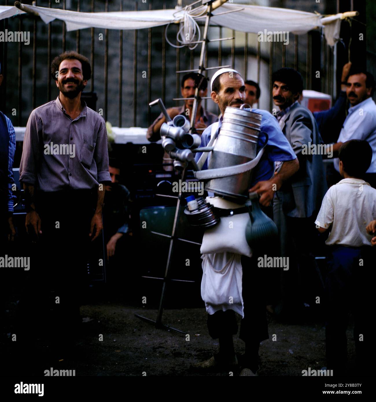 Wasserverkäufer in der Stadt Diyarbakir DiyarbakÄr in der gleichnamigen Provinz in Südostanatolien, Türkei um 1988. 900200000737 Foto Stock