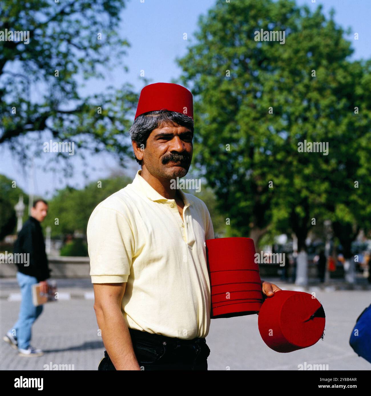 Tarbusch-Verkäufer im Park an der Hagia Sofia a Istanbul, Türkei um 1988. 900200000774 Foto Stock