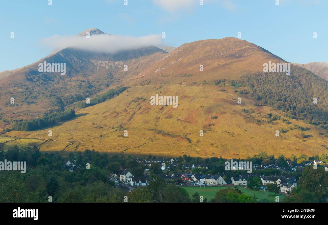 Il villaggio di Ballachulish e Beinn un monte Bheithir, Highland, Scozia Foto Stock