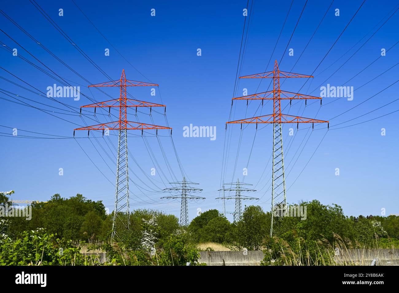 Pali elettrici a Bergedorf, Amburgo, Germania, Strommasten a Bergedorf, Germania Foto Stock