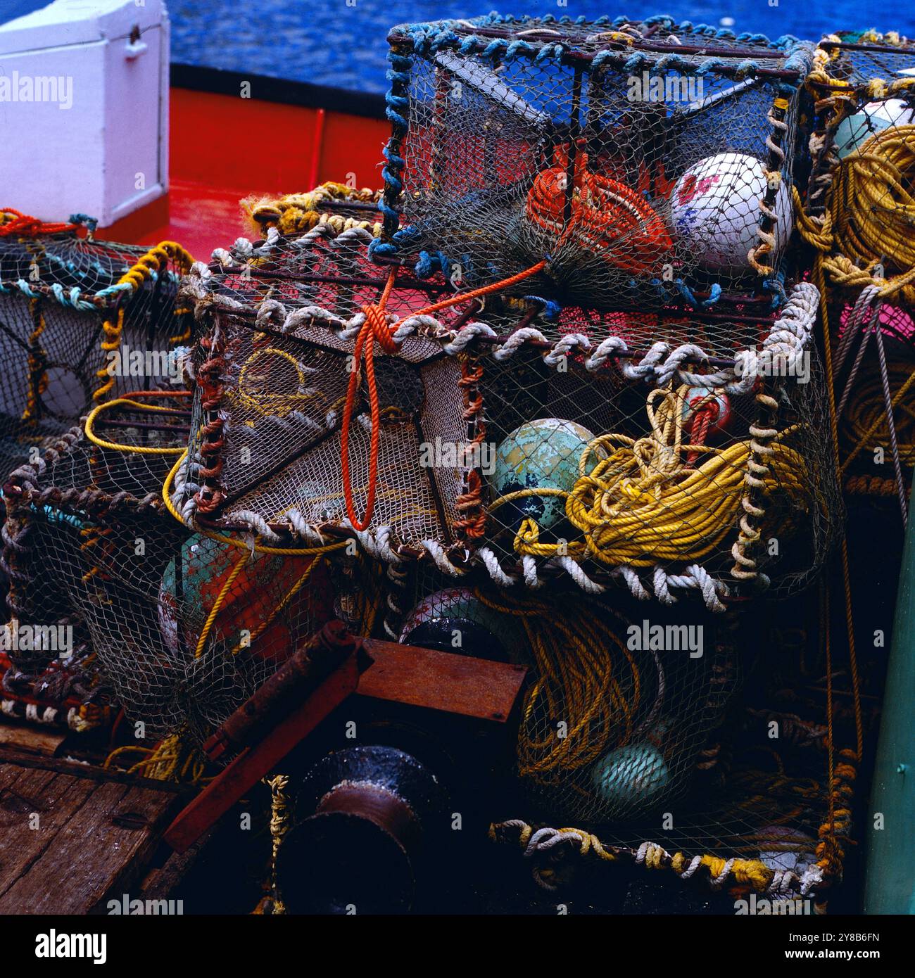 Hummerkörbe in auf einem Boot in Hout Bay, Südafrika um 1984. 90020000110 Foto Stock