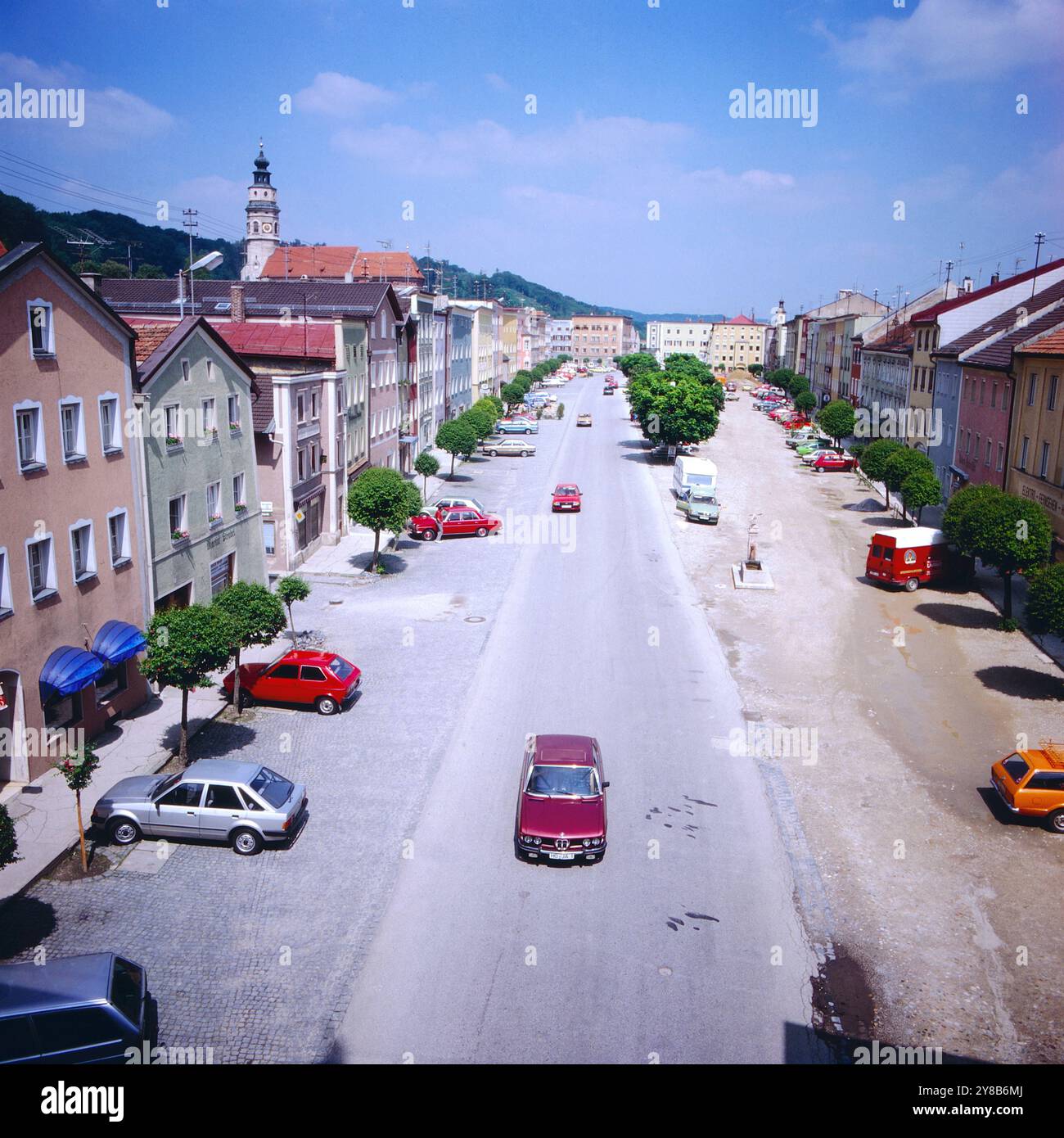 Der Stadtplatz von Tittmoning an der Österreichischen Grenze, Bayern um 1984. 90020000137 Foto Stock