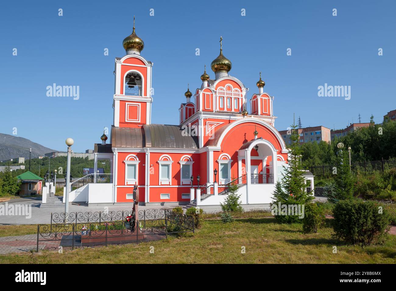 Vista della Chiesa del Salvatore dell'immagine miracolosa in un giorno di luglio soleggiato. Kirovsk, regione di Murmansk. Russia Foto Stock