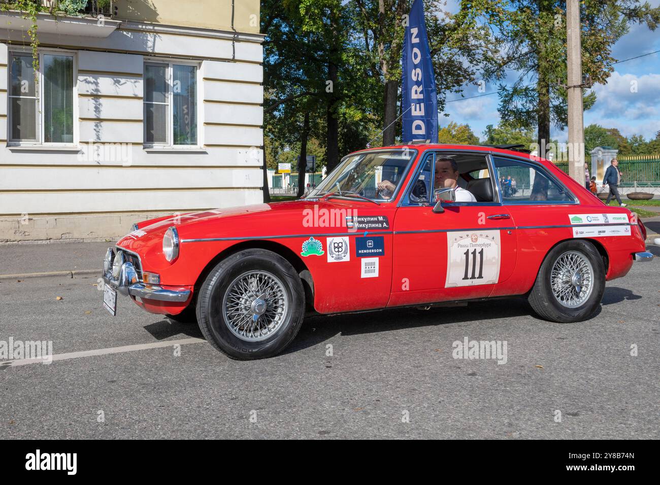 PETRODVORETS, RUSSIA - 21 SETTEMBRE 2024: Auto britannica MGB GT in una giornata di sole. Vista laterale. Foto Stock
