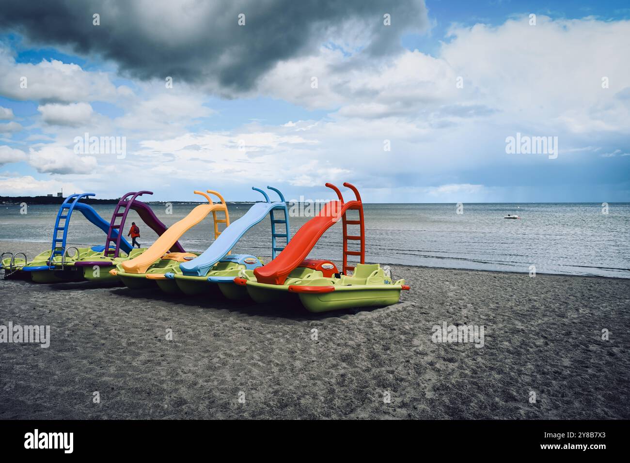 Spiaggia vuota del Mar Baltico con pedalò colorate in caso di maltempo a Scharbeutz, Schleswig-Holstein, Germania, Leerer Ostseestrand mit bunten Tretbooten Foto Stock