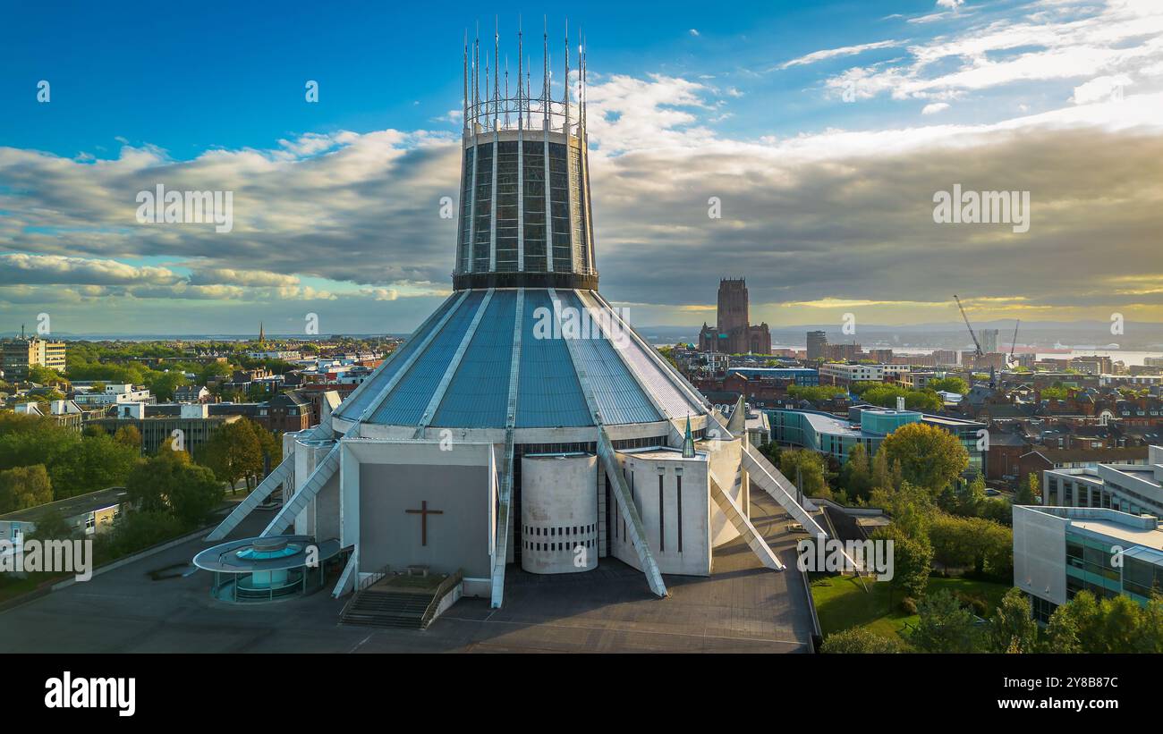 La cattedrale Metroplolain di Cristo Re a Liverpool con la cattedrale anglicana di San Giacomo nel backgound. Foto Stock
