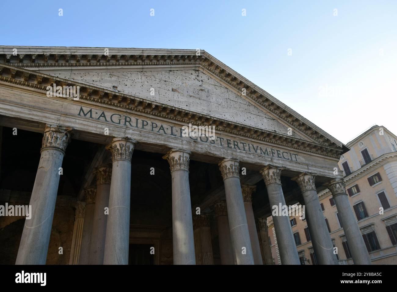 Architettura e famosi monumenti della città; il Pantheon, uno degli edifici più iconici e immediatamente riconoscibili di Roma, con l'iscrizione. Foto Stock
