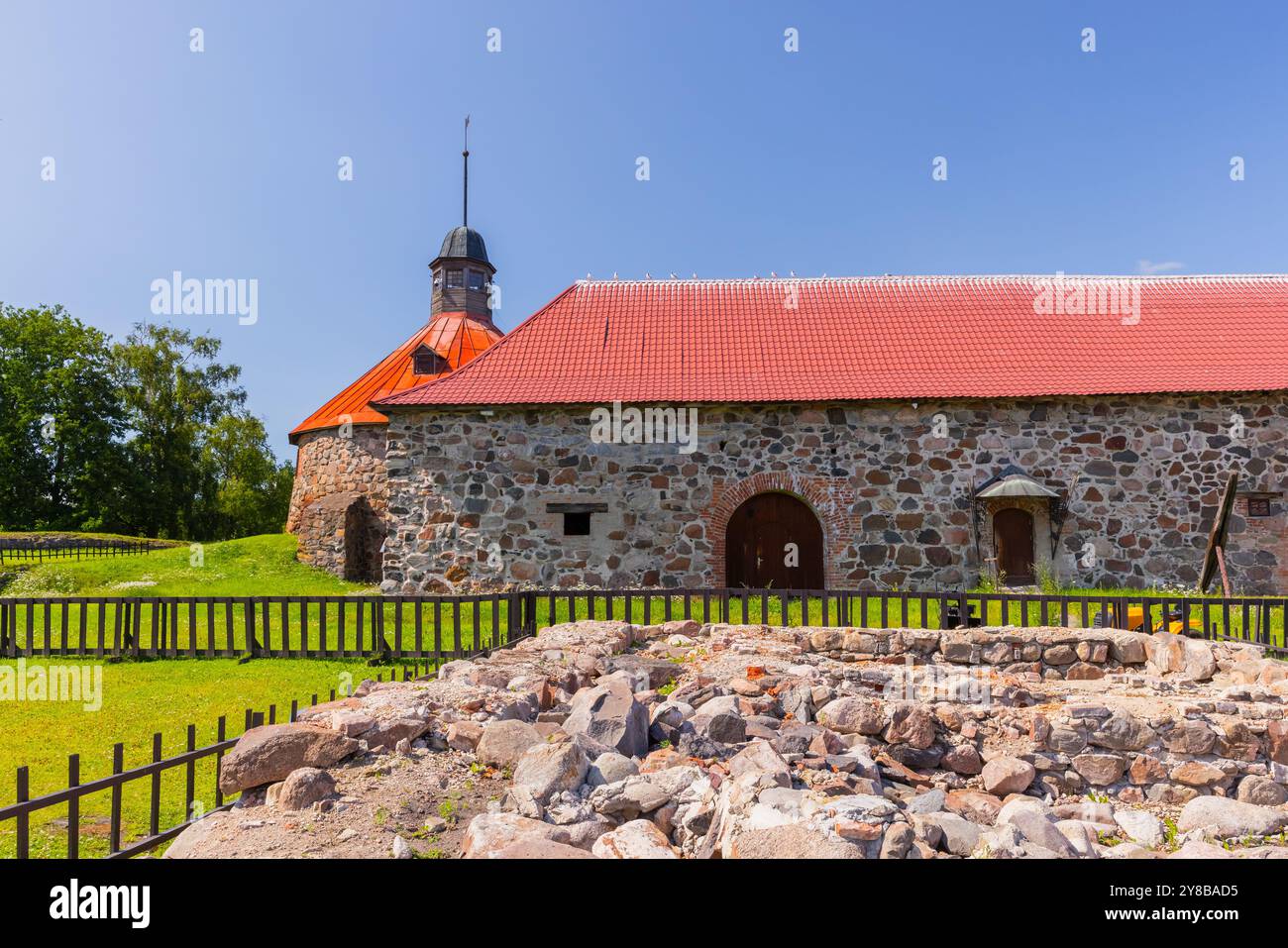 Paesaggio estivo con la Fortezza di Korela in una soleggiata giornata estiva, questa è una fortezza medievale nella città di Priozersk, Russia Foto Stock