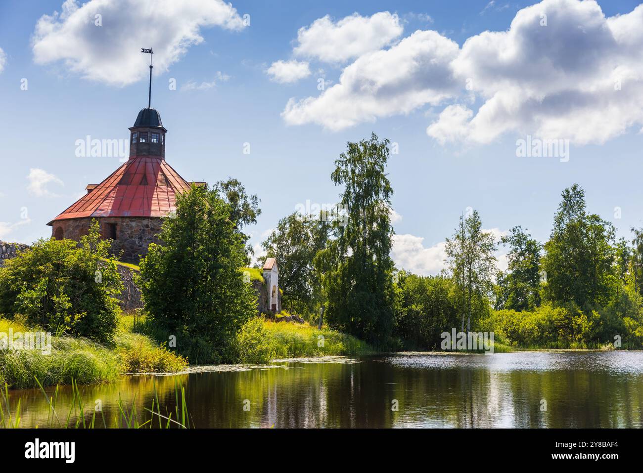Paesaggio estivo con la Fortezza di Korela sulla costa del lago in una giornata estiva di sole. Questa fortezza medievale si trova nella città di Priozersk, Russia Foto Stock