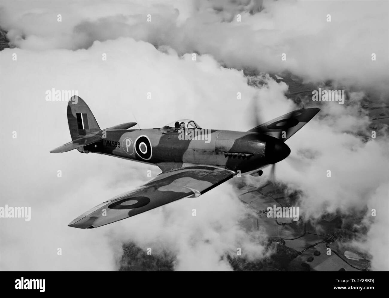 Un Hawker Tempest Mk i, un aereo da caccia britannico utilizzato principalmente dalla Royal Air Force nella seconda guerra mondiale che emerse come uno dei caccia più potenti e a bassa quota, il più veloce monomotore ad elica della guerra. All'entrata in servizio nel 1944, la Tempest effettuò intercetti di basso livello, in particolare contro la minaccia di bombe volanti V-1, e attacchi di terra supportando importanti invasioni come l'operazione Market Garden. In seguito, colpì con successo obiettivi a terra e gli aerei a propulsione a reazione come il Messerschmitt me 262. Foto Stock