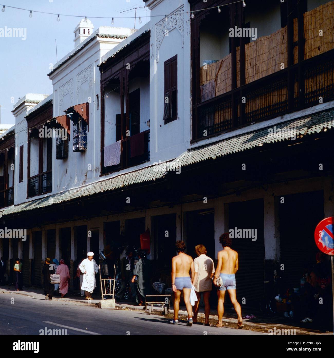 Oberkörperfreie Europäer in der Altstadt von Fes FES, Marokko um 1985. 90020000496 Foto Stock