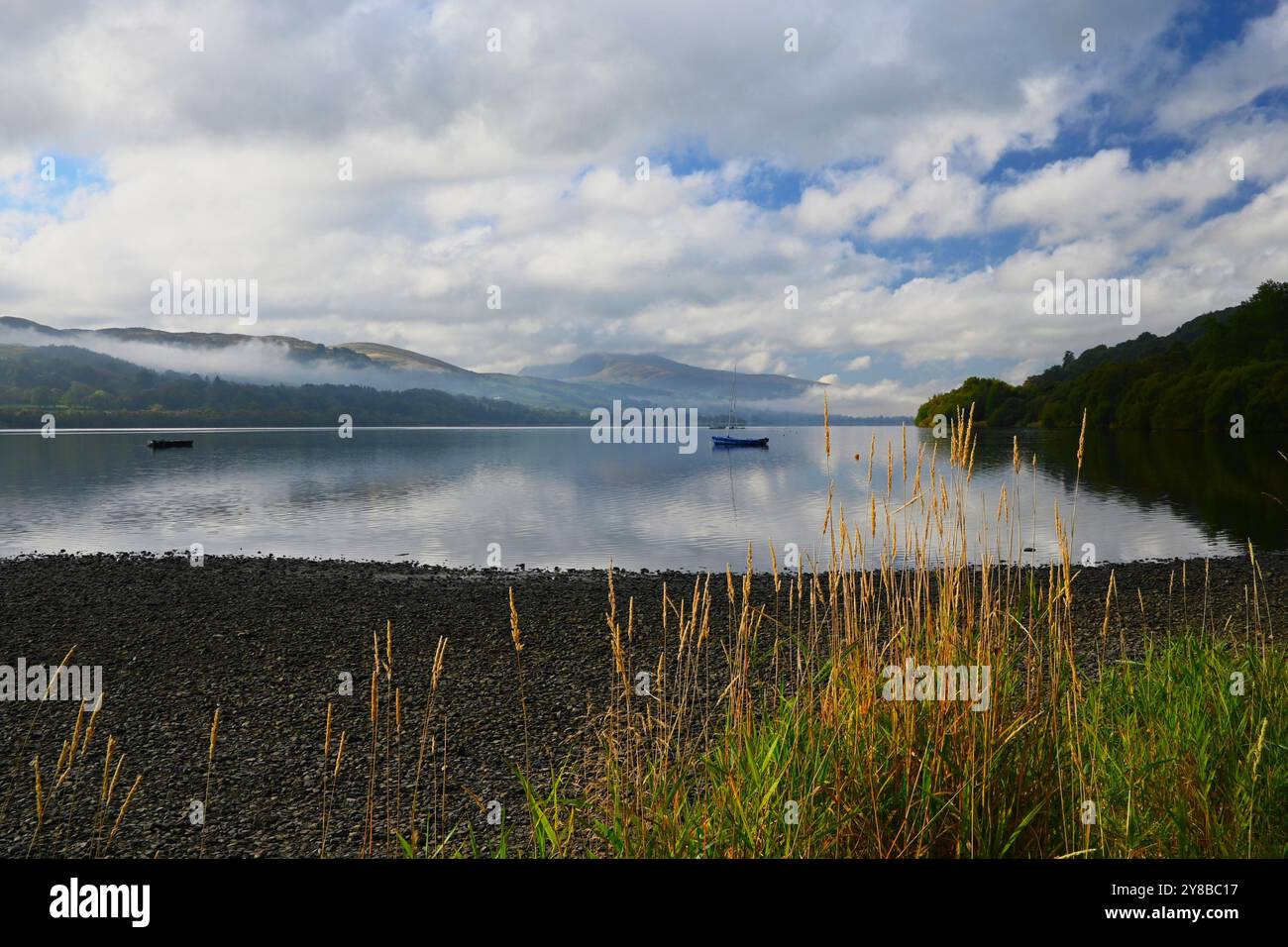 Lago Bala (Llyn Tegid) nel Parco Nazionale degli Eryri (Snowdonia) in una mattinata nebbiosa e soffusa, riflessi e nebbia ondulante con Yr Aran a 3 miglia di distanza. Foto Stock