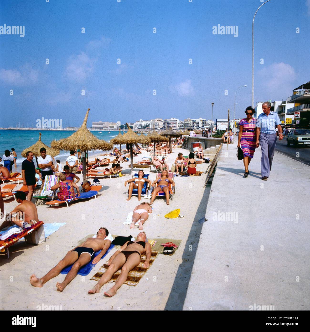 Szene an der Platja de Palma in El Arenal auf Mallorca, Spanien um 1985. 90020000550 Foto Stock