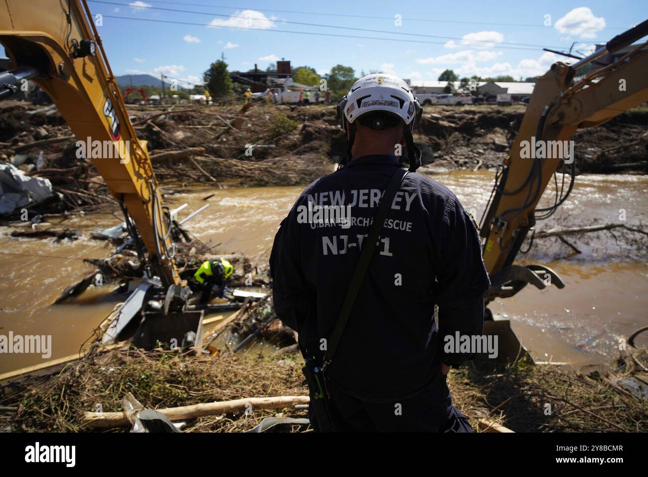 Asheville, Stati Uniti. 2 ottobre 2024. I membri del New Jersey Task Force 1 Urban Search and Rescue Team conducono operazioni ad Asheville e in tutta la contea di Buncombe, Carolina del Nord, il 2 ottobre 2024. Sono uno dei 28 team federali pronti a essere utilizzati in qualsiasi momento. A partire dal 4 ottobre, almeno 215 persone sono state confermate morte, con centinaia di persone ancora sconosciute in seguito all'uragano Helene da quando è sbarcato in Florida il 26 settembre. Foto di Madeleine Cook/FEMA/UPI credito: UPI/Alamy Live News Foto Stock