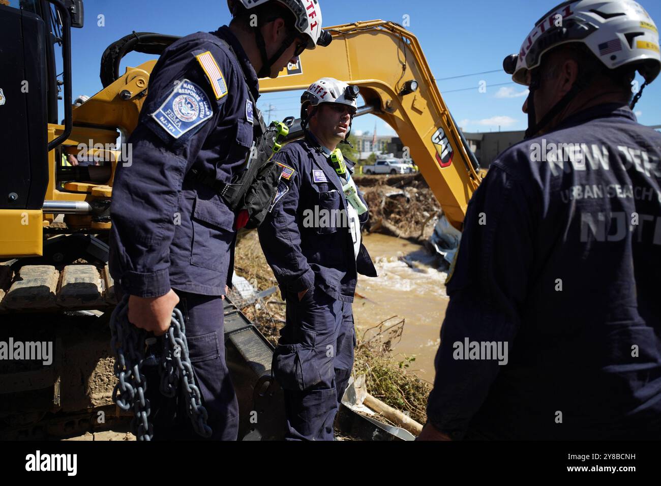 Asheville, Stati Uniti. 2 ottobre 2024. I membri del New Jersey Task Force 1 Urban Search and Rescue Team conducono operazioni ad Asheville e in tutta la contea di Buncombe, Carolina del Nord, il 2 ottobre 2024. Sono uno dei 28 team federali pronti a essere utilizzati in qualsiasi momento. A partire dal 4 ottobre, almeno 215 persone sono state confermate morte, con centinaia di persone ancora sconosciute in seguito all'uragano Helene da quando è sbarcato in Florida il 26 settembre. Foto di Madeleine Cook/FEMA/UPI credito: UPI/Alamy Live News Foto Stock