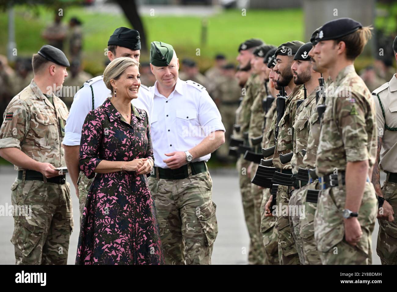 Bulford, Regno Unito. 4 ottobre 2024. Il colonnello reale, 5th Battalion, The Rifles (5 FUCILI), sua altezza reale (HRH) Sophie, la duchessa di Edimburgo partecipa a una parata di ritorno per 5 FUCILI dopo un dispiegamento operativo di 6 mesi in Estonia. Crediti: Finnbarr Webster/Alamy Live News Foto Stock
