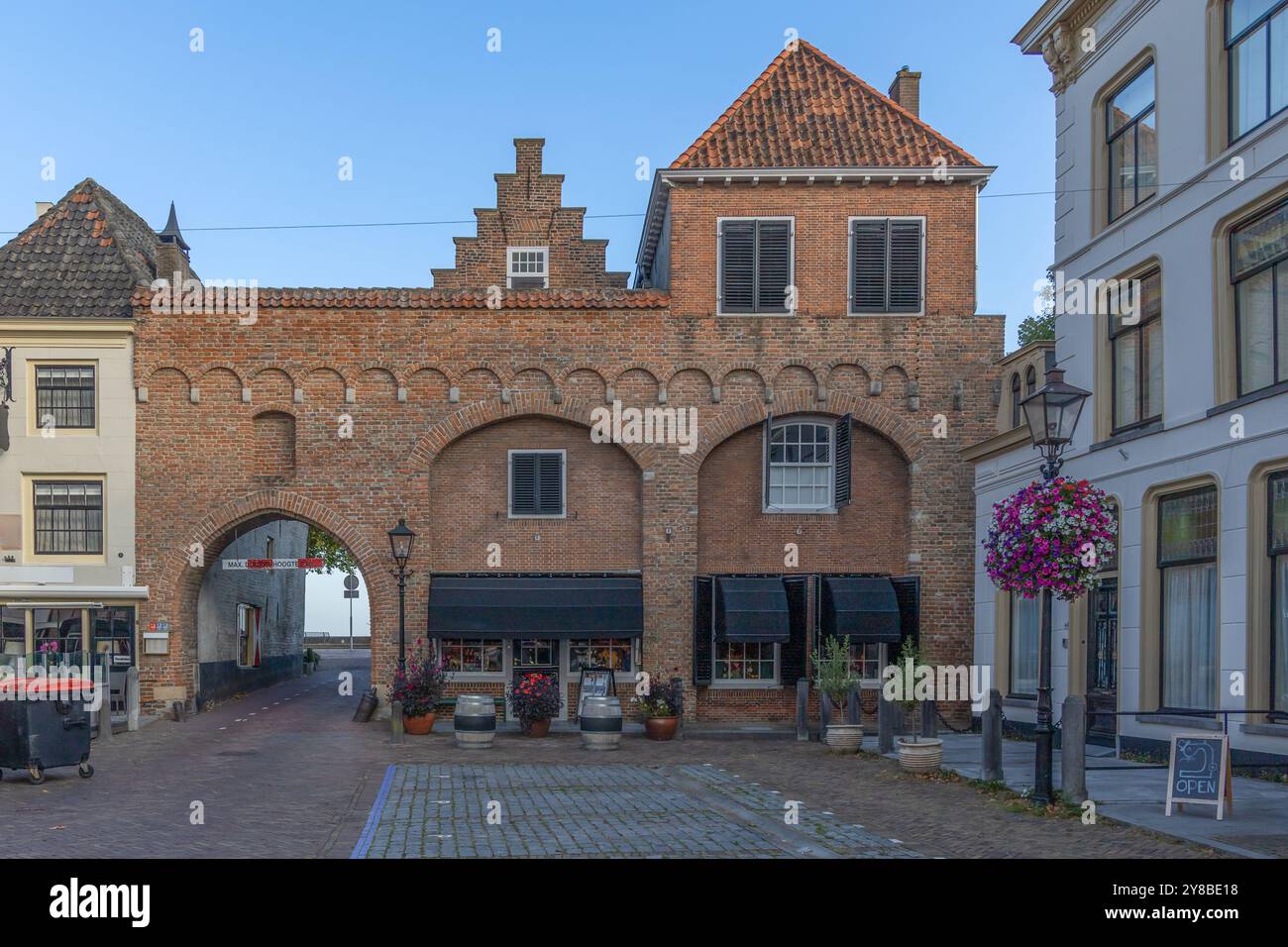 Waterpoort è una porta della città di Zaltbommel, la Waterpoort, che si affaccia sul fiume Waal, è l'unica porta della città rimasta di Zaltbommel. Foto Stock