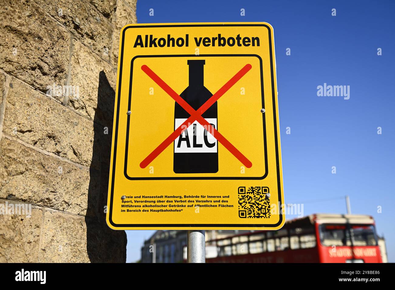 Cartello di divieto di alcol alla stazione principale di Amburgo, Germania, Alkohol-Verbotsschild am Hauptbahnhof di Amburgo, Germania Foto Stock