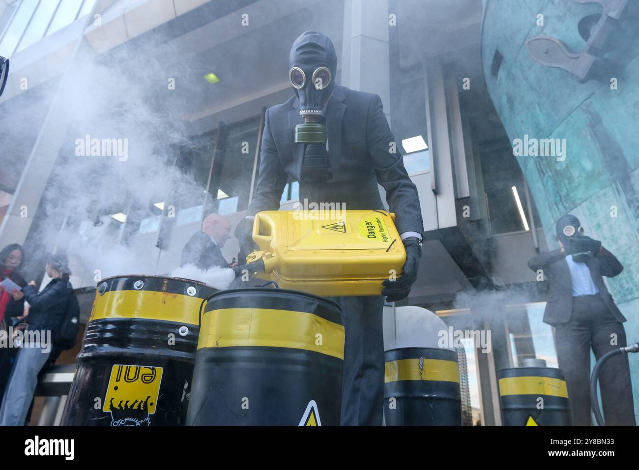 Londra, Regno Unito, 4 ottobre 2024. Ocean Rebellion ha organizzato una protesta drammatica per le prestazioni nell'ultimo giorno delle riunioni del Comitato per la protezione dell'ambiente marino (MEPC) tenutesi presso l'Organizzazione marittima internazionale (IMO) per ricordare agli stati membri delle Nazioni Unite le loro responsabilità nei confronti dell'ambiente marino e per evidenziare i danni del gas naturale liquido (GNL) nell'industria marittima, sottolineando che le perdite di metano dalle navi sono ottanta volte più dannose del biossido di carbonio. Credito: Fotografia dell'undicesima ora/Alamy Live News Foto Stock