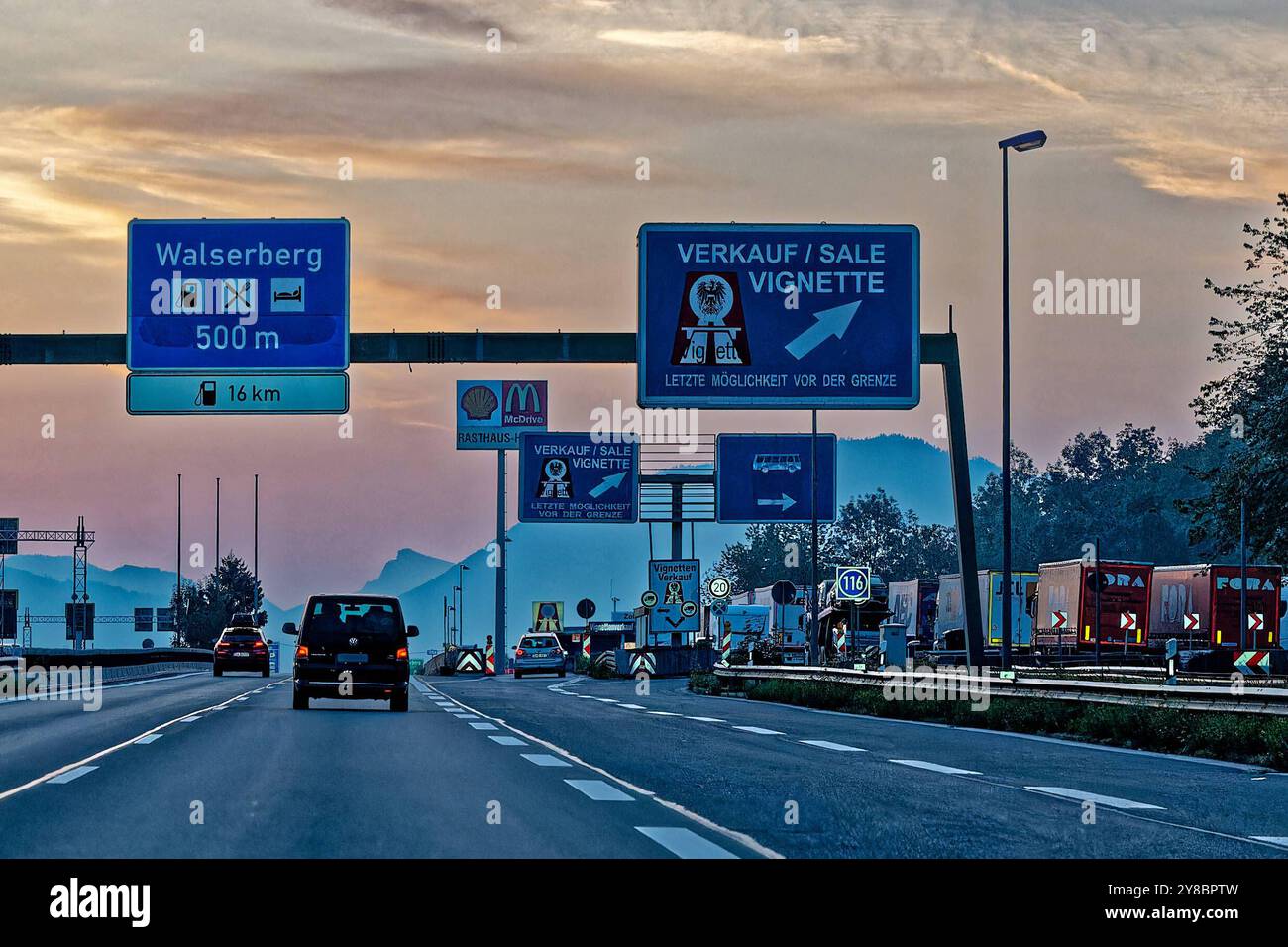 Vignettenverkauf. Vignettenverkauf an der Grenze zwischen Deutschland und Österreich am Walserberg. Wals Salzburg Österreich *** Vignette sale Vignette vendita al confine tra Germania e Austria a Walserberg Wals Salzburg Austria Copyright: XRolfxPossx Foto Stock
