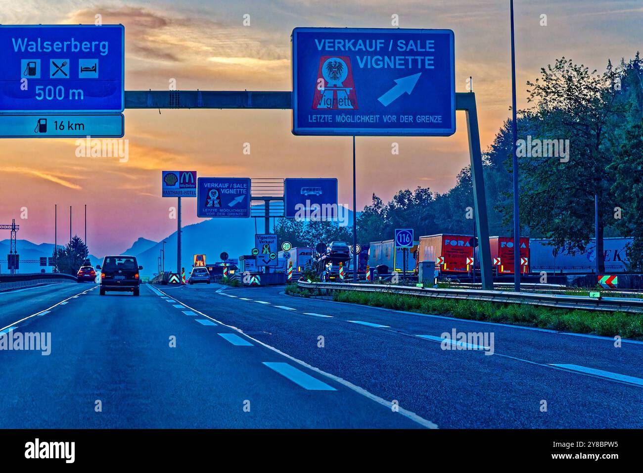 Vignettenverkauf. Vignettenverkauf an der Grenze zwischen Deutschland und Österreich am Walserberg. Wals Salzburg Österreich *** Vignette sale Vignette vendita al confine tra Germania e Austria a Walserberg Wals Salzburg Austria Copyright: XRolfxPossx Foto Stock