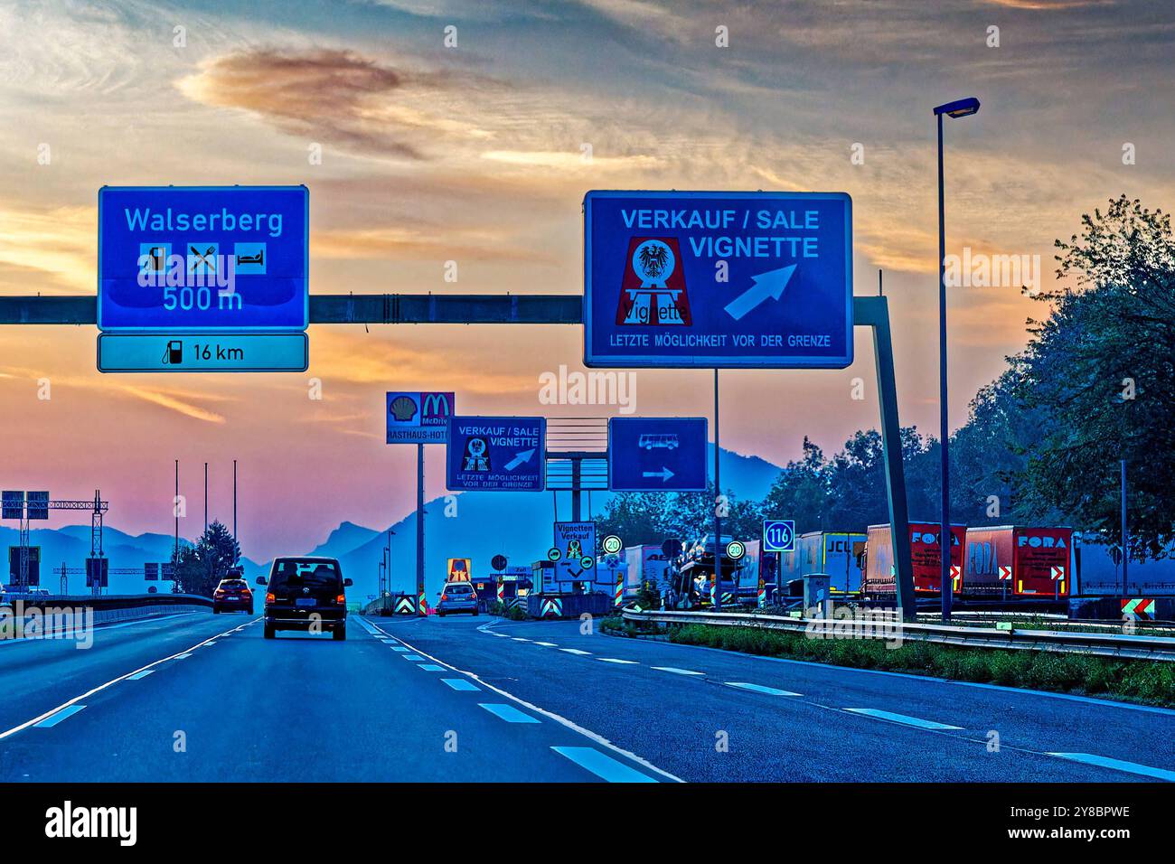 Vignettenverkauf. Vignettenverkauf an der Grenze zwischen Deutschland und Österreich am Walserberg. Wals Salzburg Österreich *** Vignette sale Vignette vendita al confine tra Germania e Austria a Walserberg Wals Salzburg Austria Copyright: XRolfxPossx Foto Stock