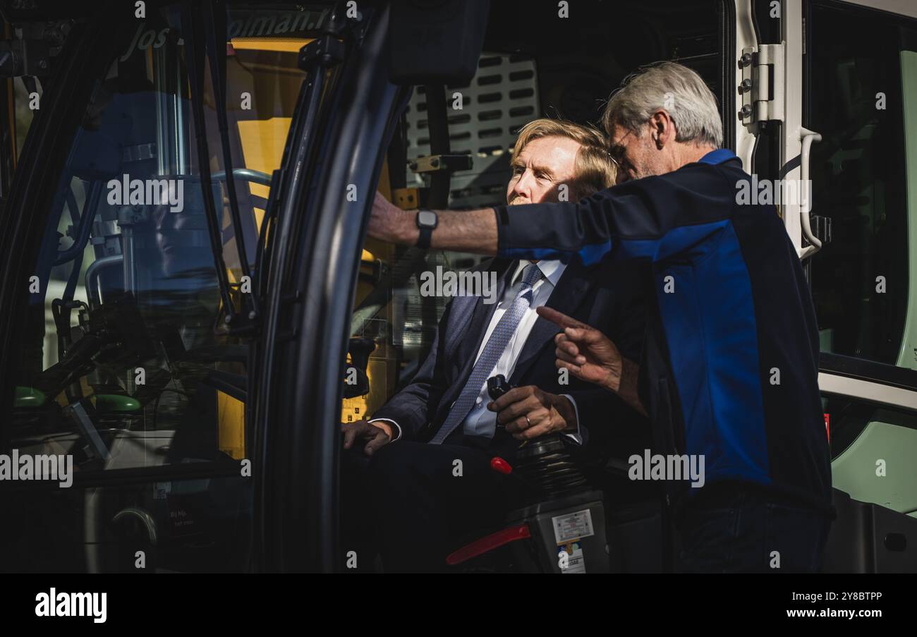 NIEUWEGEIN - Re Willem-Alexander durante l'apertura della nuova stazione di produzione Hysolar per idrogeno verde. Il re ha svelato l'elettrolizzatore, che converte l'energia solare ed eolica in idrogeno verde, un vettore energetico privo di CO2. La stazione di produzione si trova all'interno del KWR Water Research Institute. ANP FREEK VAN DEN BERGH netherlands Out - belgio Out Foto Stock