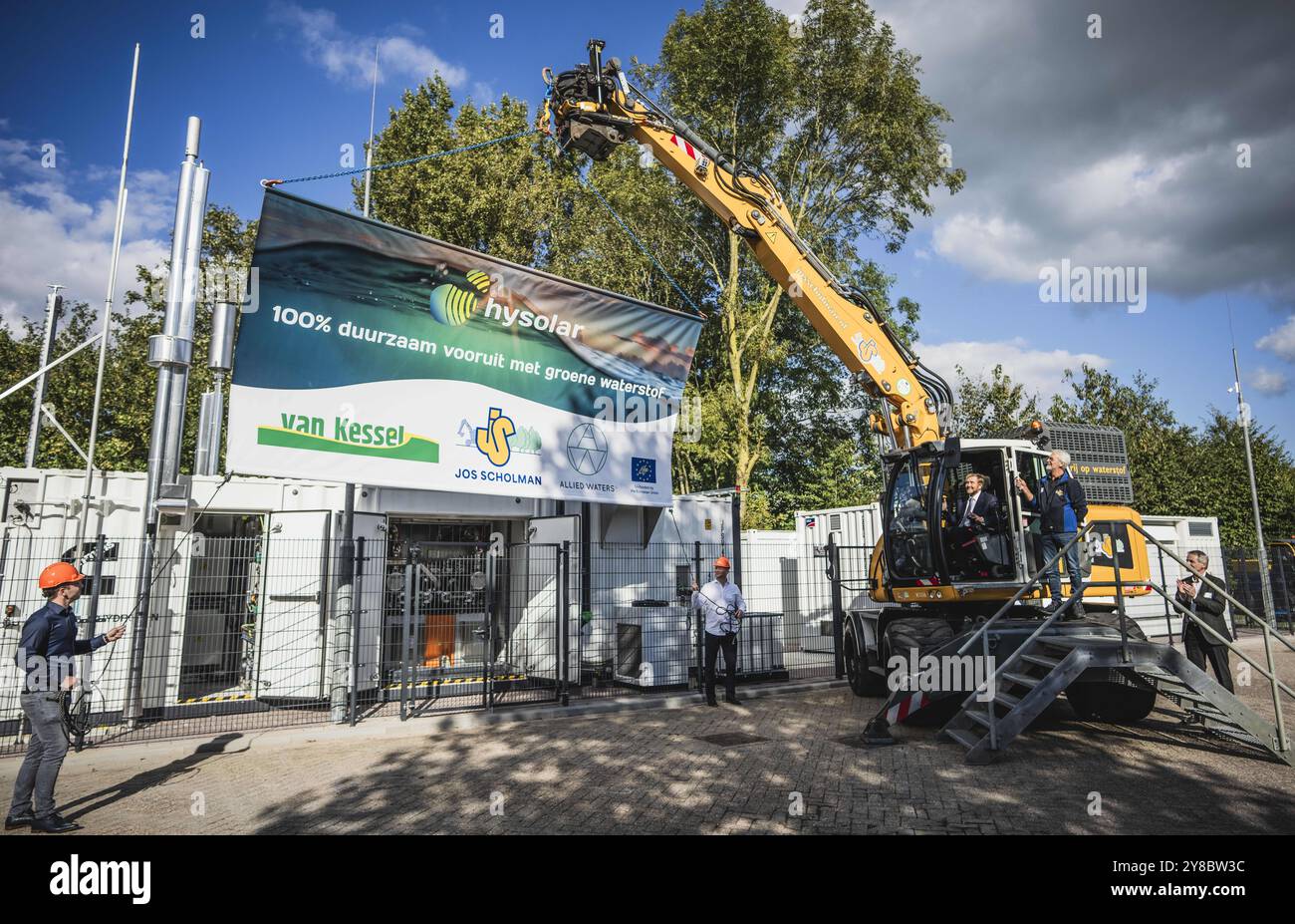 NIEUWEGEIN - Re Willem-Alexander durante l'apertura della nuova stazione di produzione Hysolar per idrogeno verde. Il re ha svelato l'elettrolizzatore, che converte l'energia solare ed eolica in idrogeno verde, un vettore energetico privo di CO2. La stazione di produzione si trova all'interno del KWR Water Research Institute. ANP FREEK VAN DEN BERGH netherlands Out - belgio Out Foto Stock