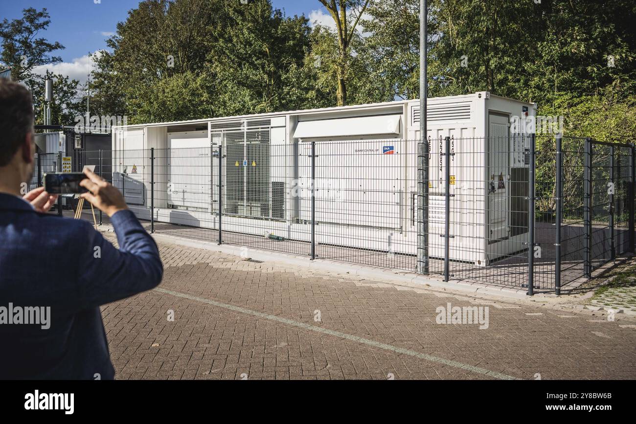 NIEUWEGEIN - l'elettrolizzatore. Re Willem-Alexander durante l'apertura della nuova stazione di produzione di idrogeno verde Hysolar. Il re svela l'elettrolizzatore, che converte l'energia solare ed eolica in idrogeno verde, un vettore energetico privo di CO2. La stazione di produzione si trova all'interno del KWR Water Research Institute. ANP FREEK VAN DEN BERGH netherlands Out - belgio Out Foto Stock