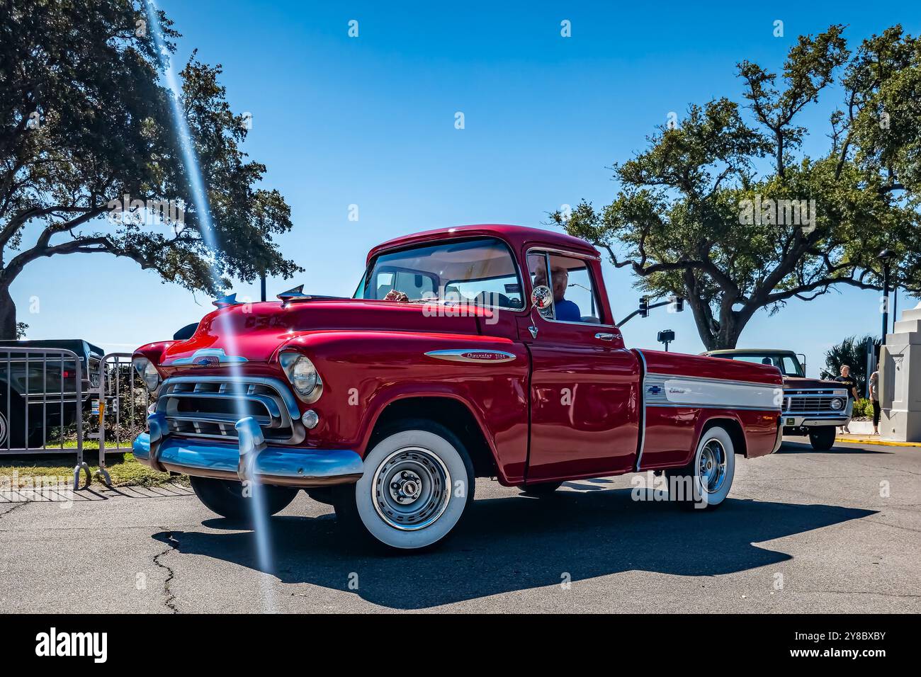 Gulfport, MS - 2 ottobre 2023: Vista dall'angolo anteriore con prospettiva bassa di un pick-up Chevrolet 3124 Cameo Carrier del 1957 in una mostra automobilistica locale. Foto Stock