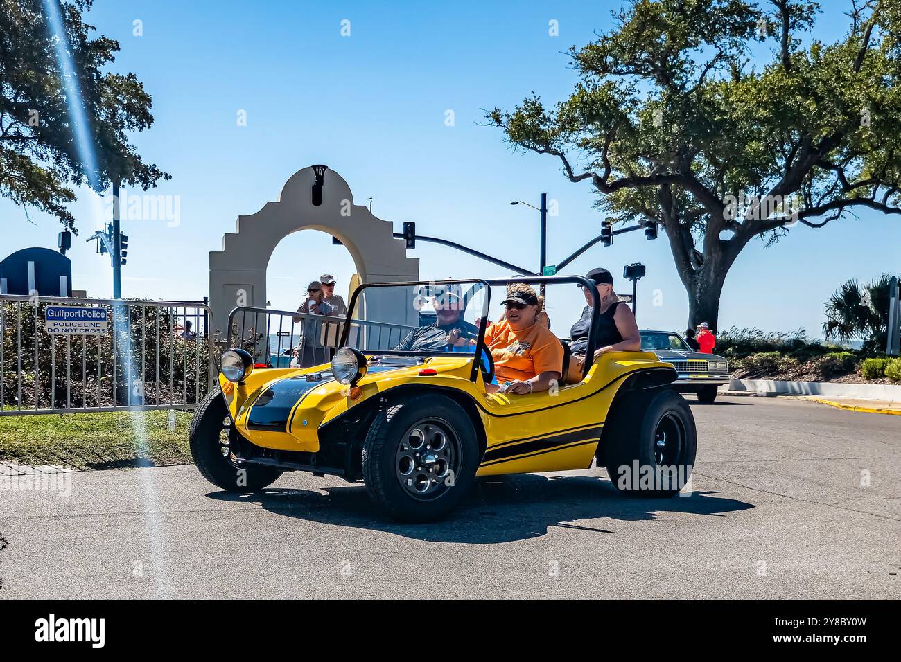 Gulfport, MS - 2 ottobre 2023: Vista frontale ad alta prospettiva di un Buggy Dune 1962 Meyers Manx in una mostra di auto locale. Foto Stock