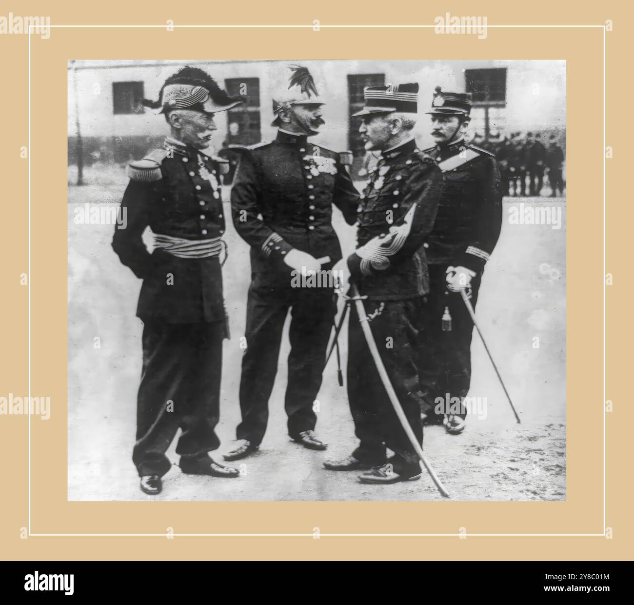 Capitano Alfred Dreyfus, ritratto a figura intera, in piedi, rivolto a sinistra, con altri tre ufficiali militari francesi, tutti in uniforme, tra il 1906 e il 1916, Dreyfus, Alfred, 1859-1935, servizio militare, ufficiali militari, francese, 1900-1920, ritratti di gruppo, 1900-1920., stampe fotografiche, 1900-1920., fotografie ritratto, 1900-1920., fotografie ritratto, 1900-1920, ritratti di gruppo, 1900-1920, stampe fotografiche, 1900-1920, 1 stampa fotografica. Foto Stock