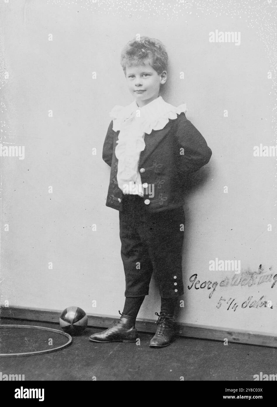 Gen. Washington Schumann - Heink, in piedi con la palla, 5 1/4 anni, foto: Hahn Nachf., Dresda, Ferdinand Str., Dresda, Ferdinand Str.11, Children, Glass negatives, 1 negativo: vetro; 5 x 7 poll. o più piccolo. Foto Stock