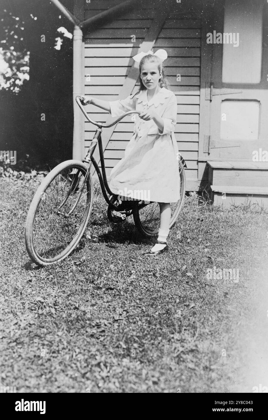 Elizabeth Hughes, ritratto a figura intera, in piedi, rivolto verso la parte anteriore, tenendo la bicicletta, tra il 1915 e il 1925, Hughes, Charles Evans, 1862-1948, famiglia, stampe fotografiche, 1910-1930., fotografie ritratto, 1910-1930., fotografie ritratto, 1910-1930, stampe fotografiche, 1910-1930, 1 stampa fotografica. Foto Stock