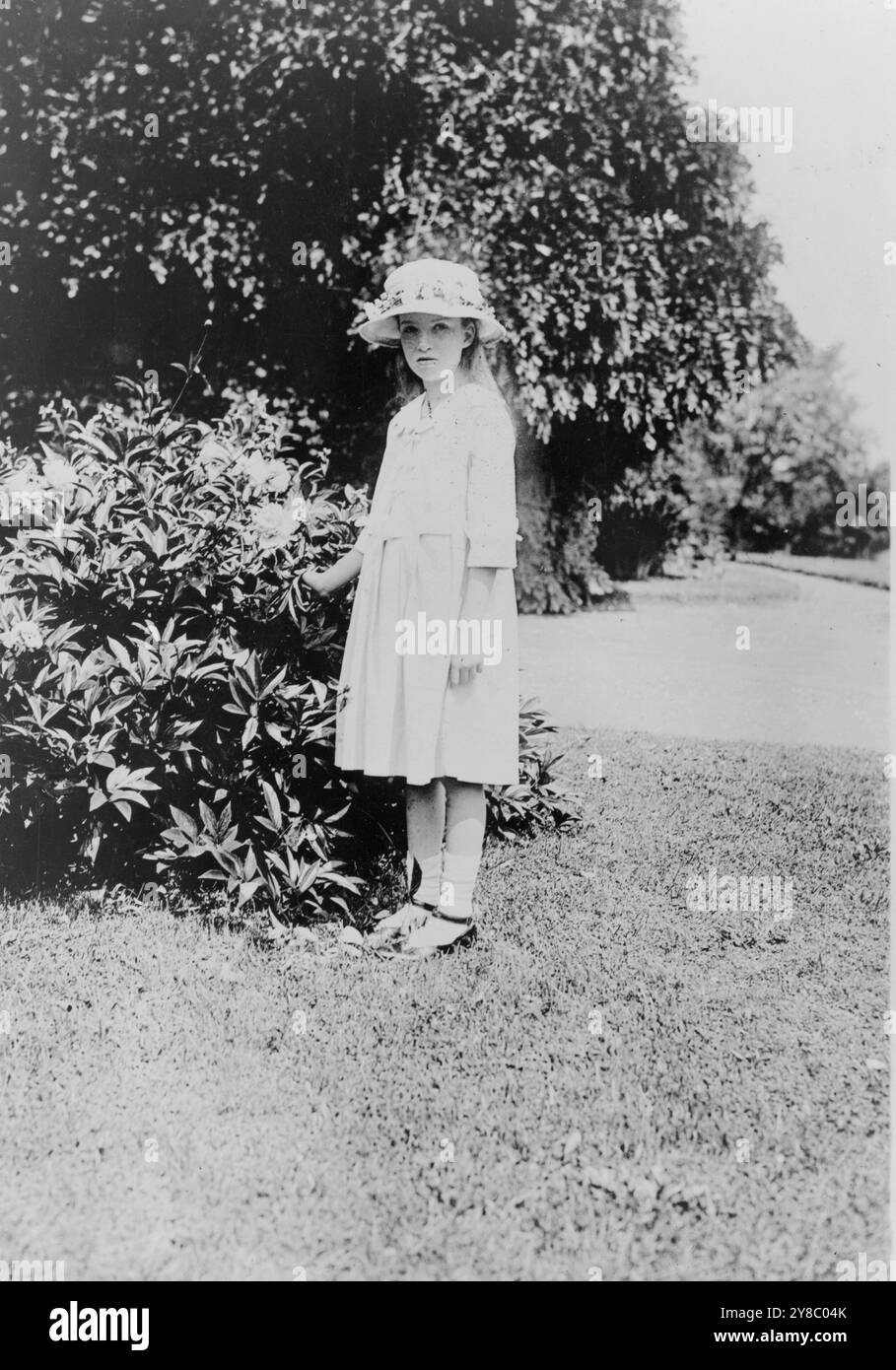 Elizabeth Hughes, full-length portrait, in piedi, frontalmente, tra il 1915 e il 1925, Hughes, Charles Evans, 1862-1948, famiglia, stampe fotografiche, 1910-1930., fotografie ritratto, 1910-1930., fotografie ritratto, 1910-1930, stampe fotografiche, 1910-1930, 1 stampa fotografica. Foto Stock