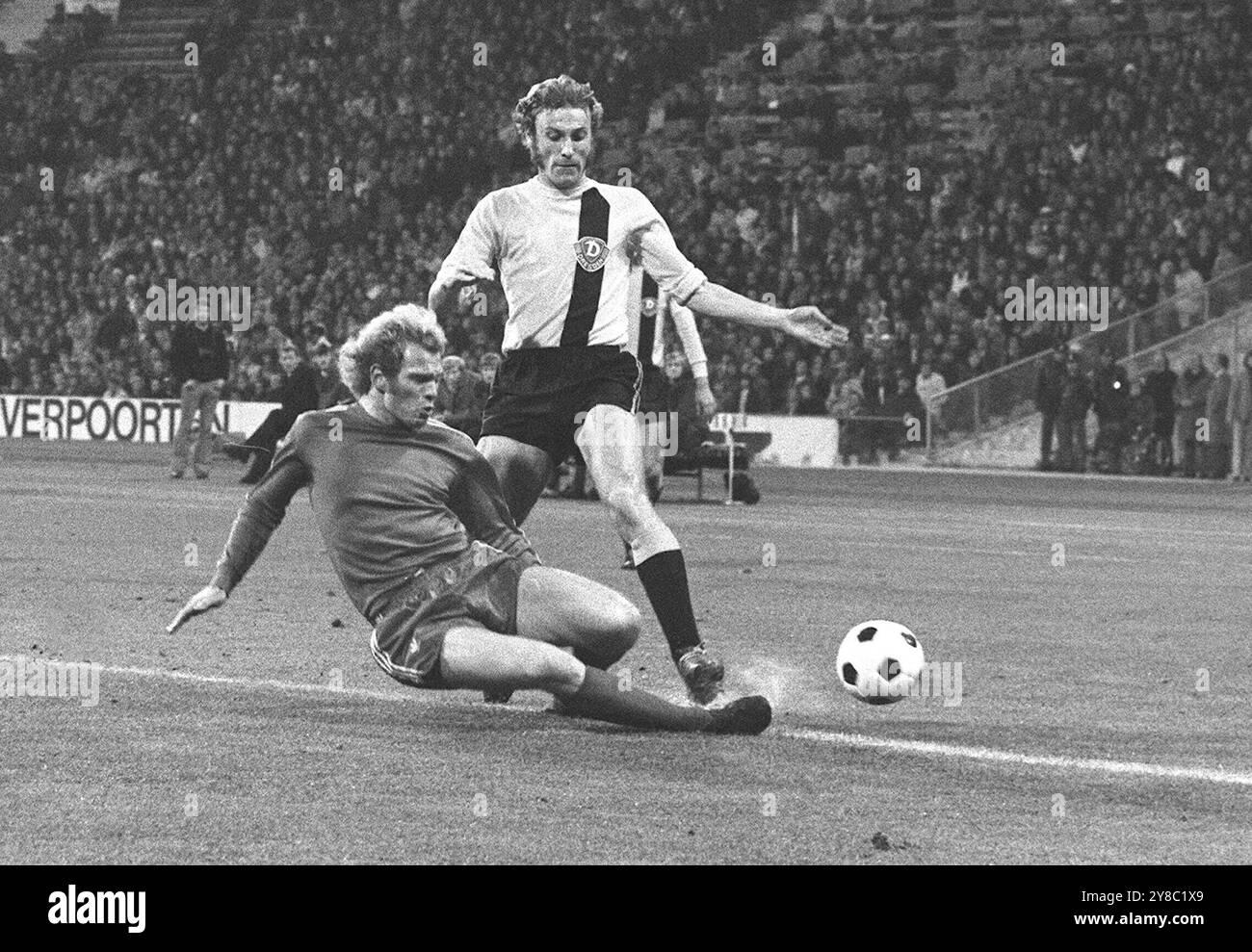 FOTO D'ARCHIVIO: Eduard GEYER avrà 80 anni il 7 ottobre 2024, Coppa dei campioni, FC Bayern Monaco - Dynamo Dresden 4:3, Uli HOENESS (FCB) sinistra contro Eduard GEYER ? Foto Stock