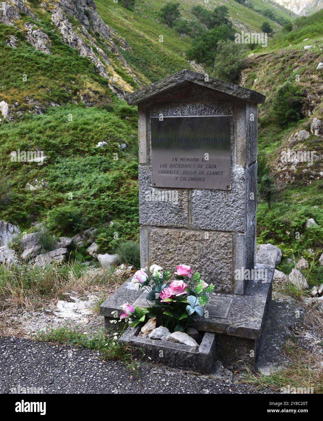 Memoriale a Benito Tarano Fernandez in memoria delle società di caccia - EN memoria de las Sociedades de Caza. Arenas de Cabrales, Picos de Europa. Foto Stock