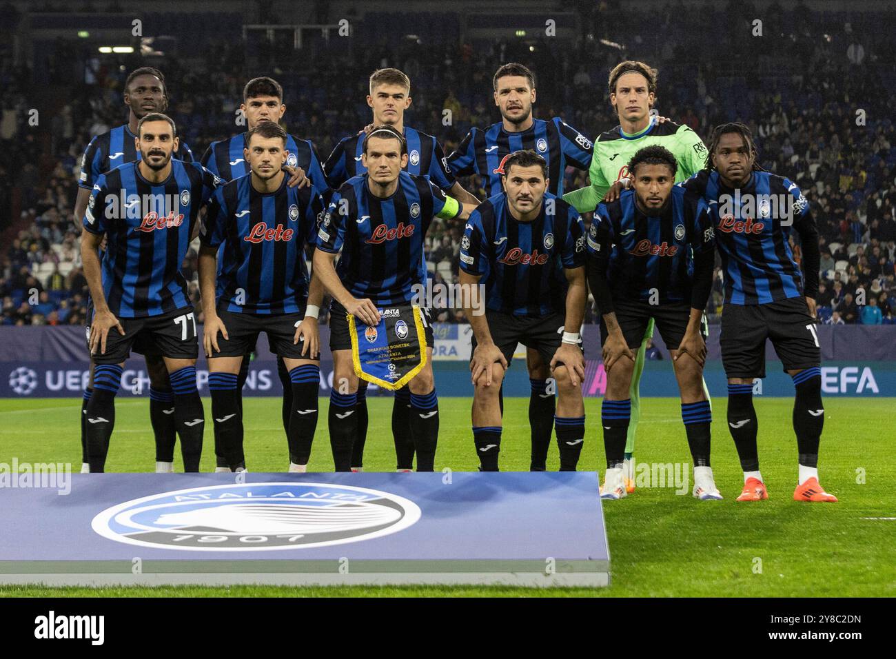 Gelsenkirchen, Germania. 2 ottobre 2024. Teamfoto Atalanta, Marco Carnesecchi (Atalanta, 29), Odilon Kossounou (Atalanta, 3), Ademola Lookman (Atalanta, 11), Ederson (Atalanta, 13), Marten de Roon (Atalanta, 15), Raoul Bellanova (Atalanta, 16), Charles De Katelaere (Atalanta, 17), Berat Djimsiti (Atalanta, 19), Sead Kolasinac (Atalanta, 23), Lazar Samardzic (Atalanta, 24), Davide Zappacosta (Atalanta, 77) UEFA Champions League: Shakhtar - Atalanta; Arena AufSchalke, Gelsenkirchen; 02.10.2024 crediti: dpa/Alamy Live News Foto Stock