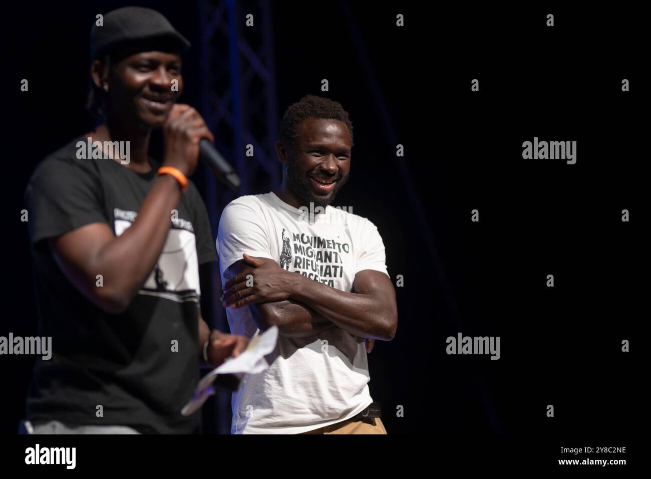 Lampedusa, Italia, Italia. 2 ottobre 2024. Mamadou Kouassi ha visto ridere all'arrivo. Mamadou Kouassi, mediatore culturale, ha partecipato all'undicesima commemorazione del naufragio del 3 ottobre 2013 a Lampedusa. La storia di Kouassi ha ispirato il regista Matteo Garrone per il film nominato agli Oscar 'io Capitanoâ (immagine di credito: © Valeria Ferraro/ZUMA Press Wire) SOLO USO EDITORIALE! Non per USO commerciale! Foto Stock