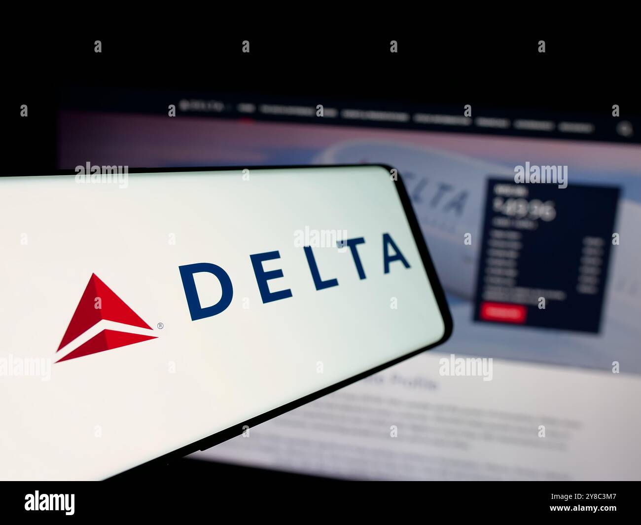 Smartphone con logo della compagnia aerea americana Delta Air Lines Inc. Sullo schermo davanti al sito Web. Mettere a fuoco la parte centrale sinistra del display del telefono. Foto Stock