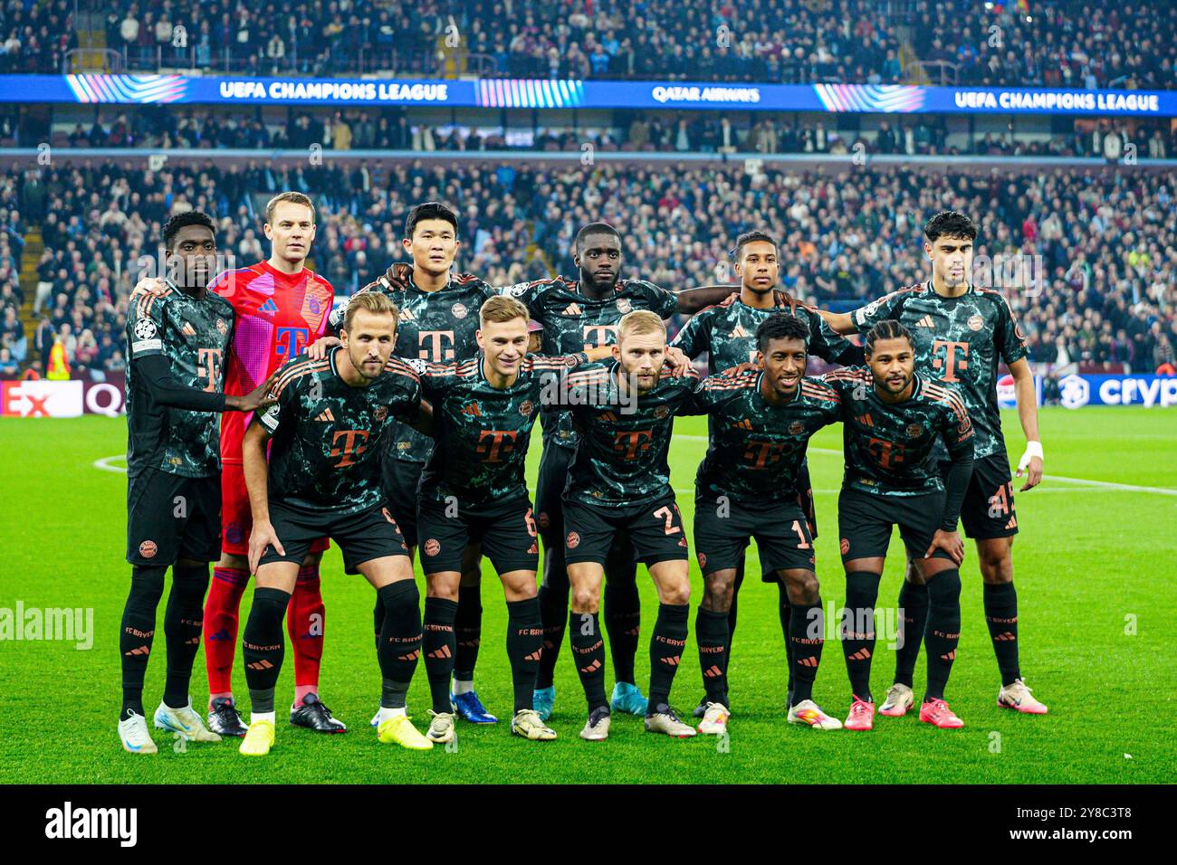 Teamfoto FC Bayern Muenchen ENG, Aston Villa vs. FC Bayern Muenchen, Fussball, UEFA Champions League, Spieltag 2, Spielzeit 2024/25, 02.10.2024 foto: Eibner-Pressefoto/Marcel von Fehrn Foto Stock