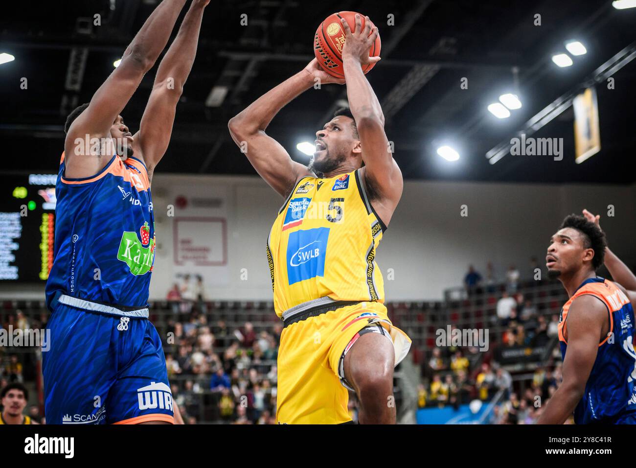 Justin Simon (MHP Riesen Ludwigsburg, #06) vs. Godwin Omenaka (Rostock Seawolves, #23), li. - Re.hu. Bryce Hamilton (Rostock Seawolves, #13) / GER, MHP Riesen Ludwigsburg vs. Rostock Seawolves, pallacanestro, Bundesliga, 3. Spieltag, Spielzeit 2024/2025, 02.10.2024 foto: Eibner/Sandy Dinkelacker Foto Stock