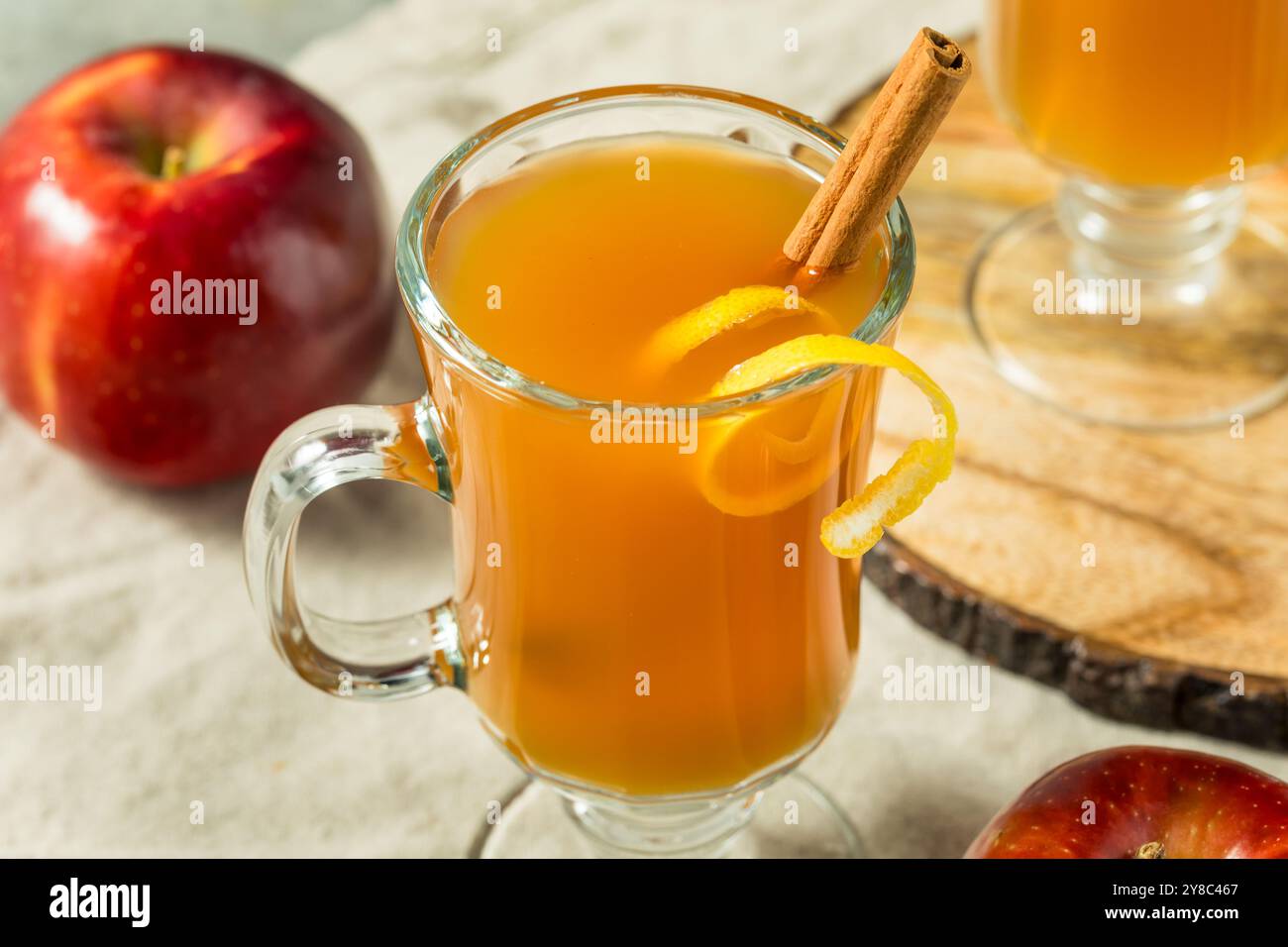 Hot Toddy al sidro di mele caldo e bollente con rum e limone Foto Stock