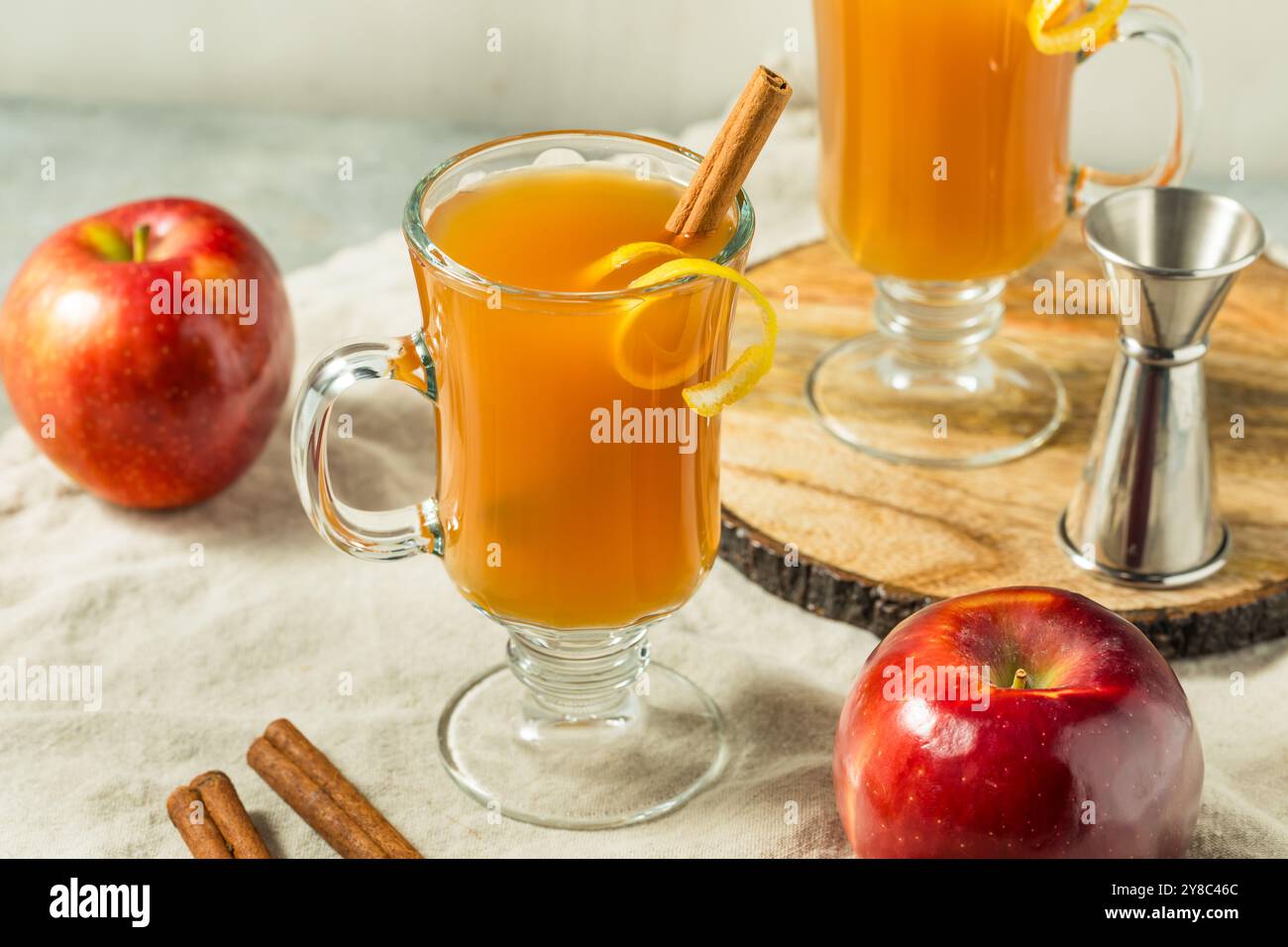 Hot Toddy al sidro di mele caldo e bollente con rum e limone Foto Stock