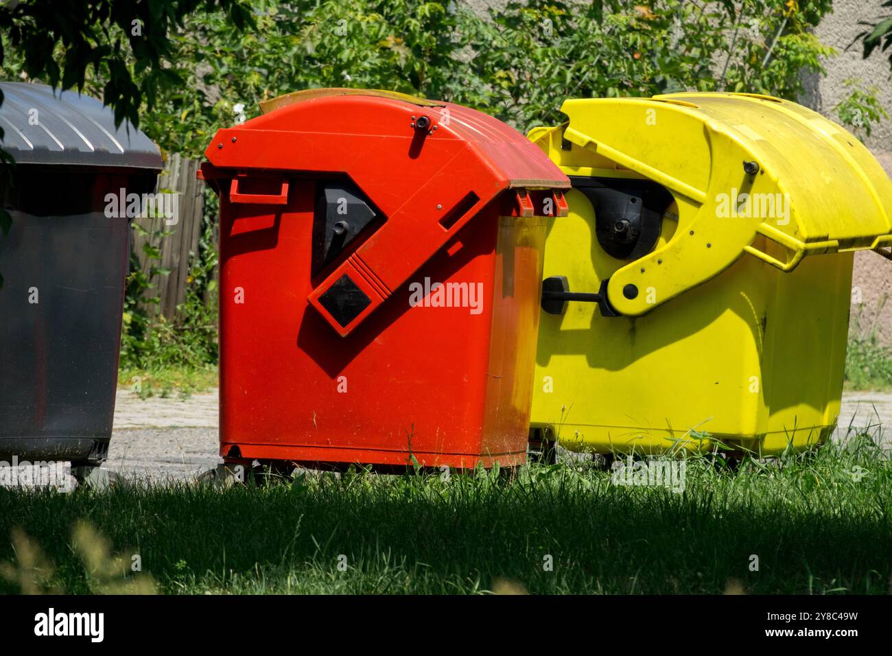 Contenitori di riciclo colorati, smistamento, Cestino, riciclaggio dei rifiuti, contenitori Foto Stock
