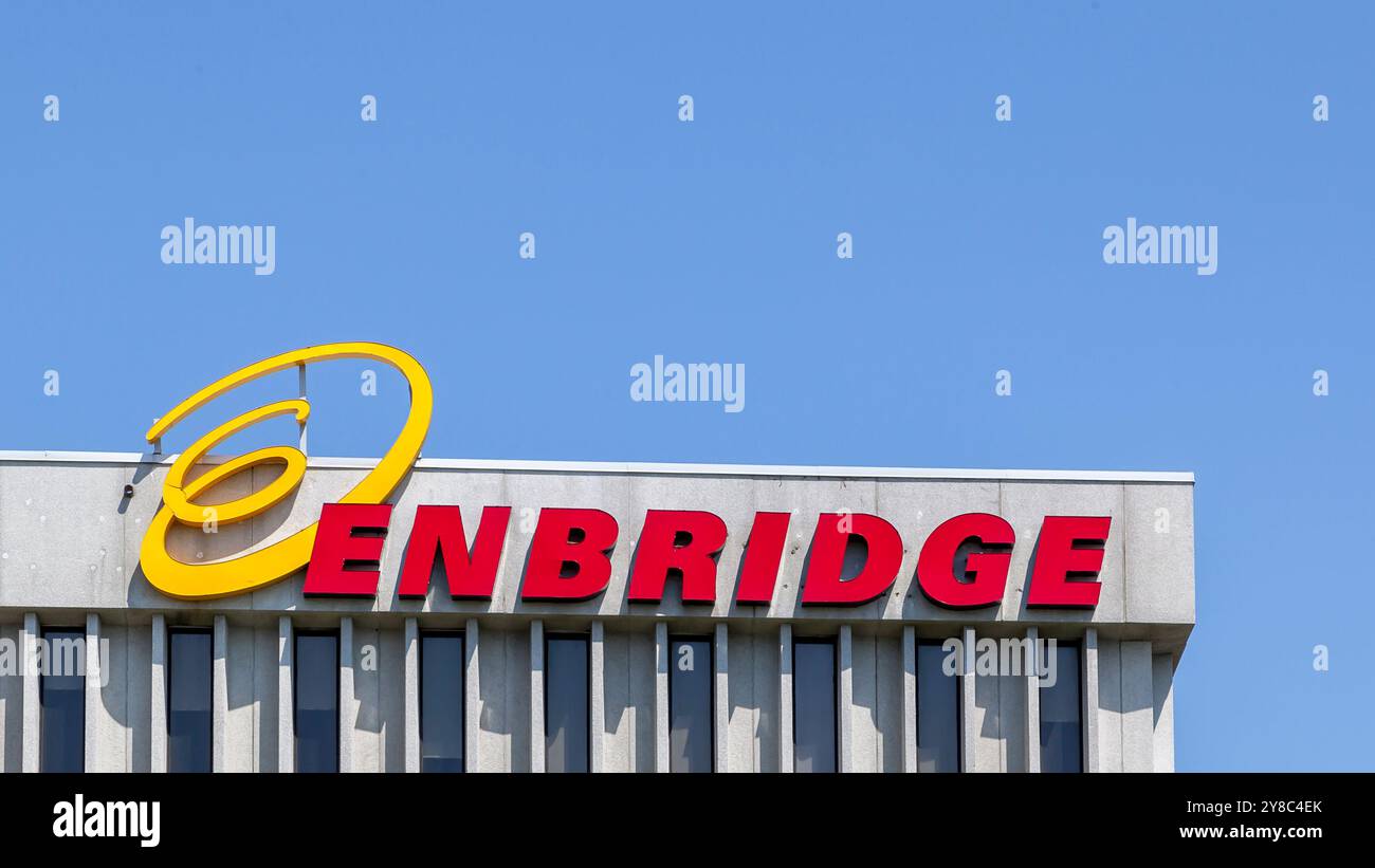 Cartello Enbridge sull'edificio di Toronto con spazio di testo sopra. Foto Stock