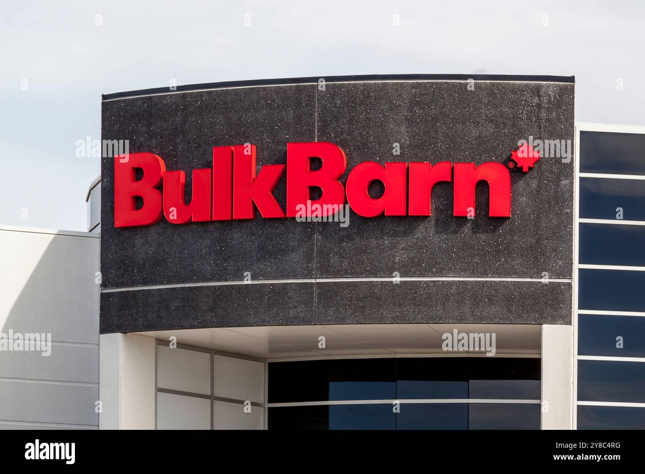 Chiudere il cartello Bulk Barn sull'edificio degli uffici aziendali ad Aurora, Ontario, Canada. Foto Stock