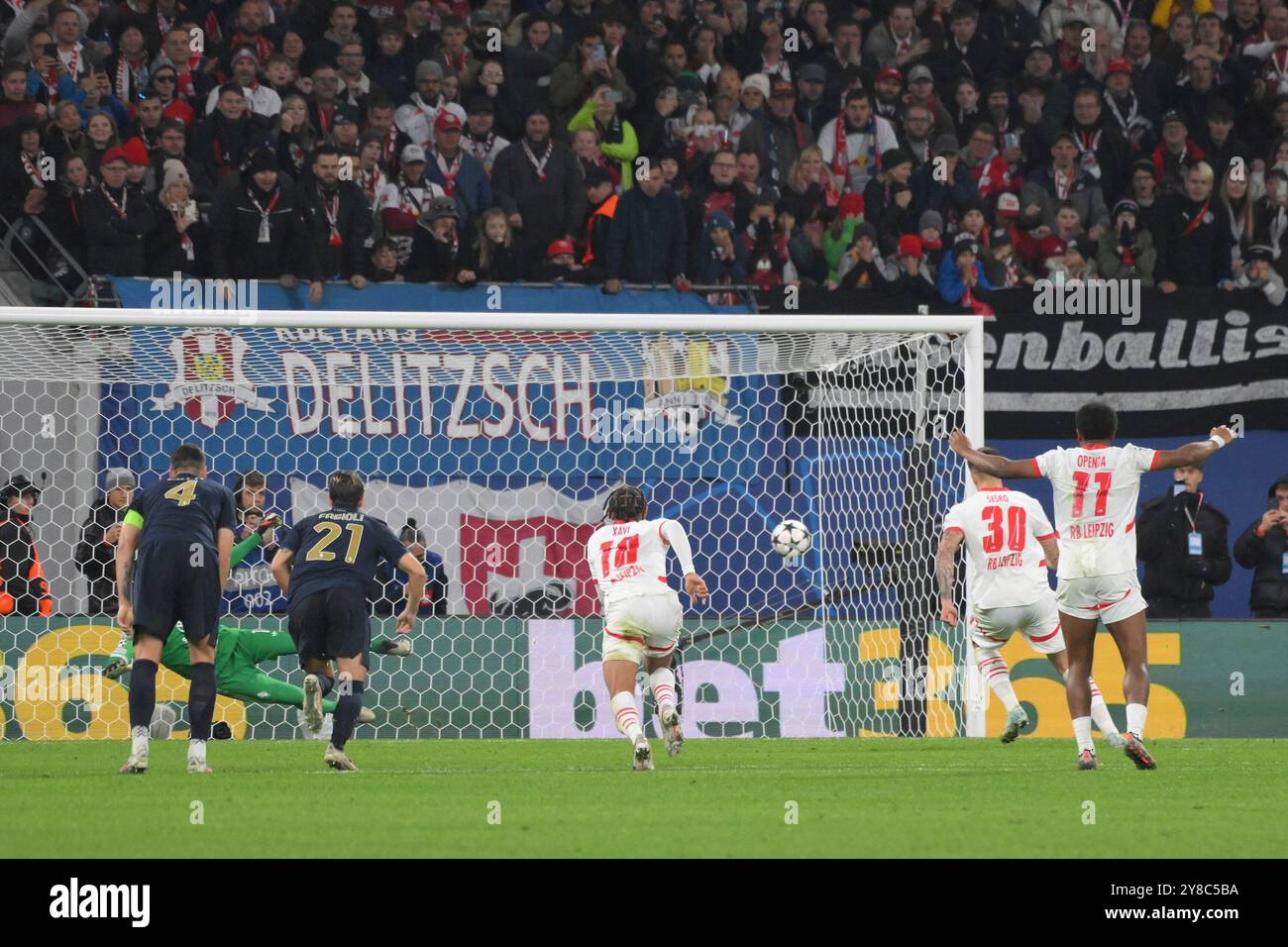 Lipsia, Germania. 2 ottobre 2024. Benjamin Sesko (camera e colazione Leipzig) 2.v.re., erzielt das 2:1. GER, RB Leipzig vs. Juventus Torino, Fussball, UEFA Champions League, 2. Spieltag, Saison 2024/2025, 02.10.2024 NORMATIVE DFB/DFL VIETANO QUALSIASI USO DI FOTOGRAFIE COME SEQUENZE DI IMMAGINI E/O QUASI-VIDEO foto: Eibner-Pressefoto/Bert Harzer credito: dpa/Alamy Live News Foto Stock